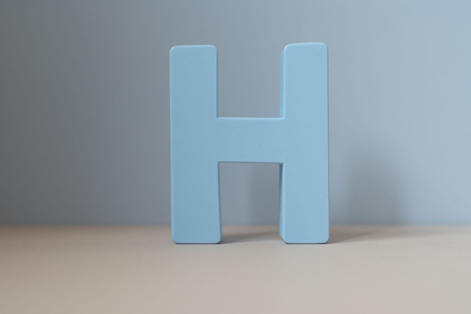 Buchstabe zum Aufhängen "H" hellblau