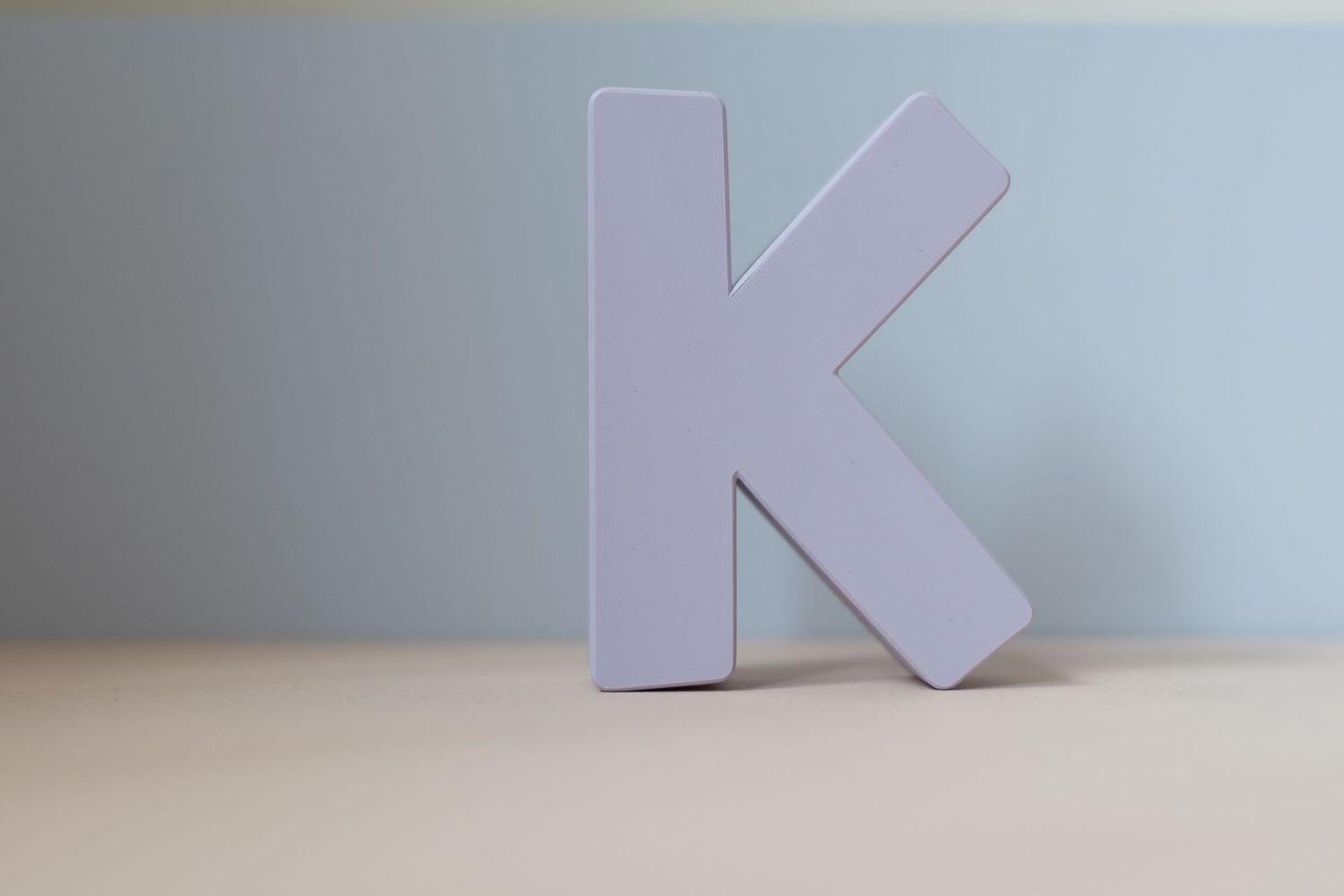 Buchstabe zum Aufhängen "K" lila