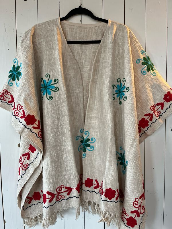 Poncho met geborduurde bloemen