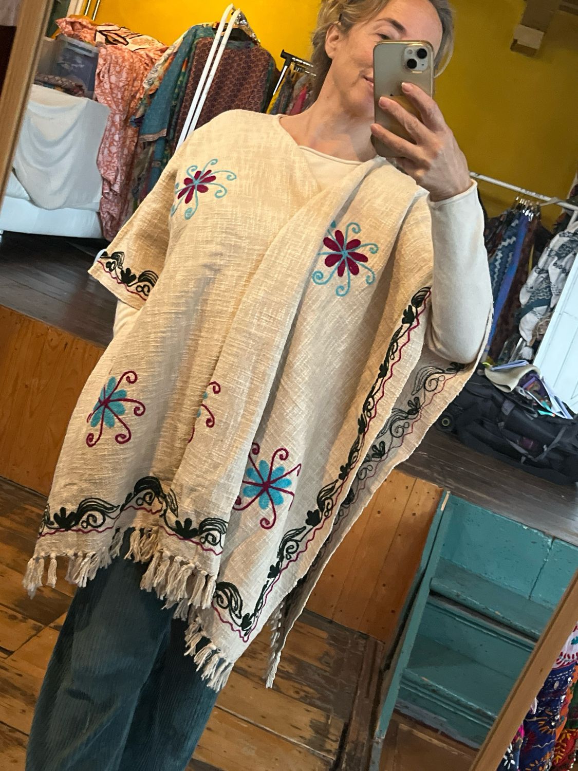 Poncho met geborduurde bloemen
