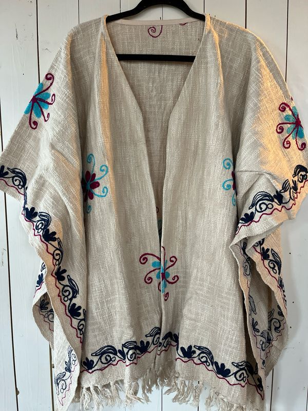 Poncho met geborduurde bloemen