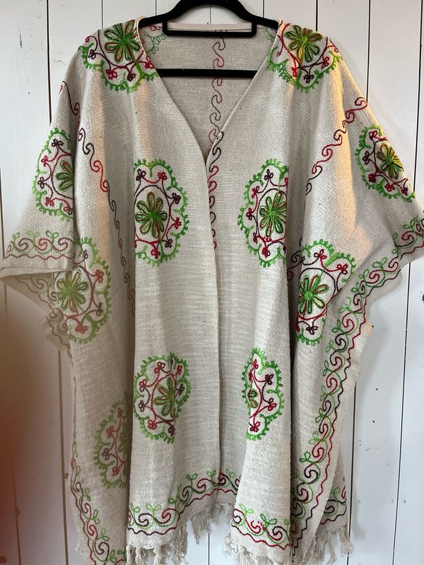 Poncho met geborduurde bloemen