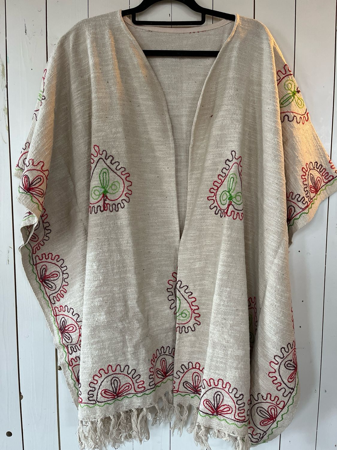 Poncho met geborduurde bloemen