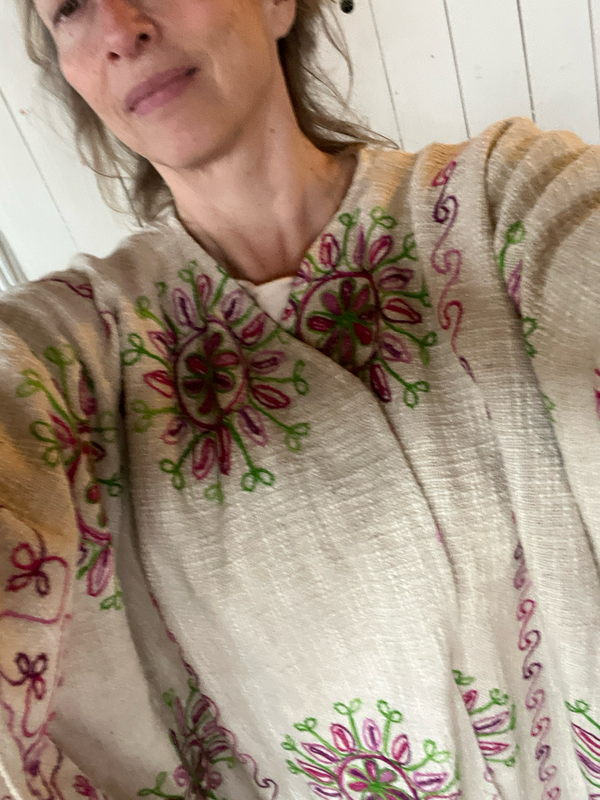 Poncho met geborduurde bloemen