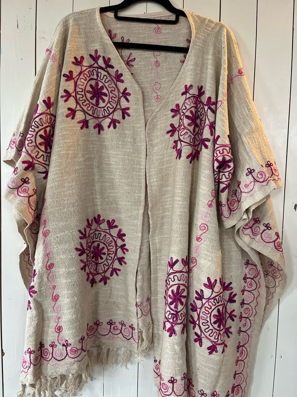 Poncho met geborduurde bloemen