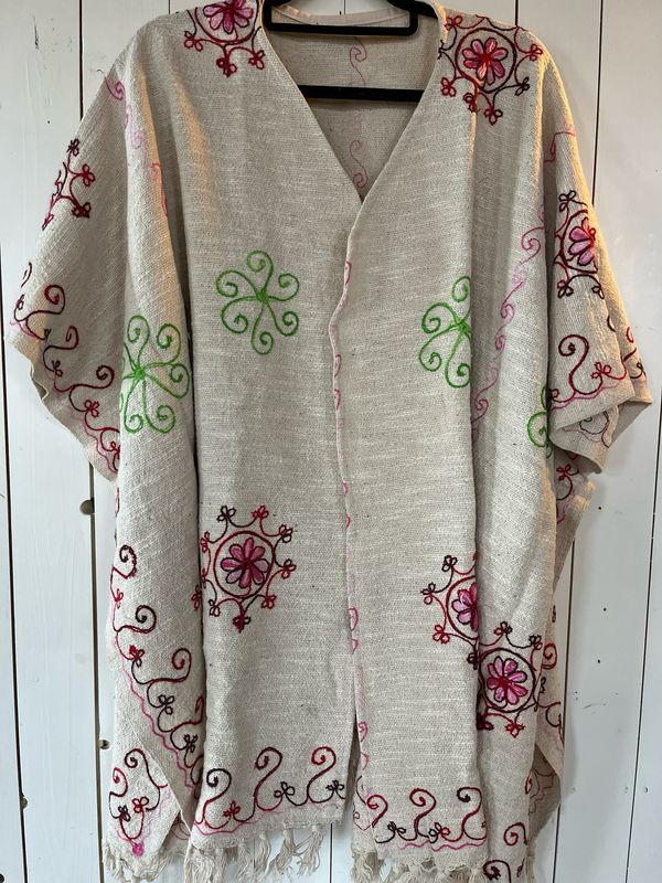 Poncho met geborduurde bloemen