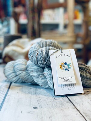 Mavis's hand-dyed White Gum Wool - 4 Ply HT Mavis's hand-dyed White Gum Wool - 4 Ply HT