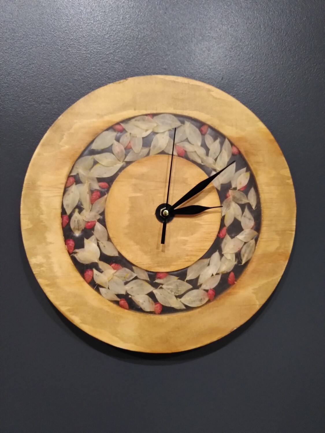 Horloge bois, résine Epoxy et fleurs séchées