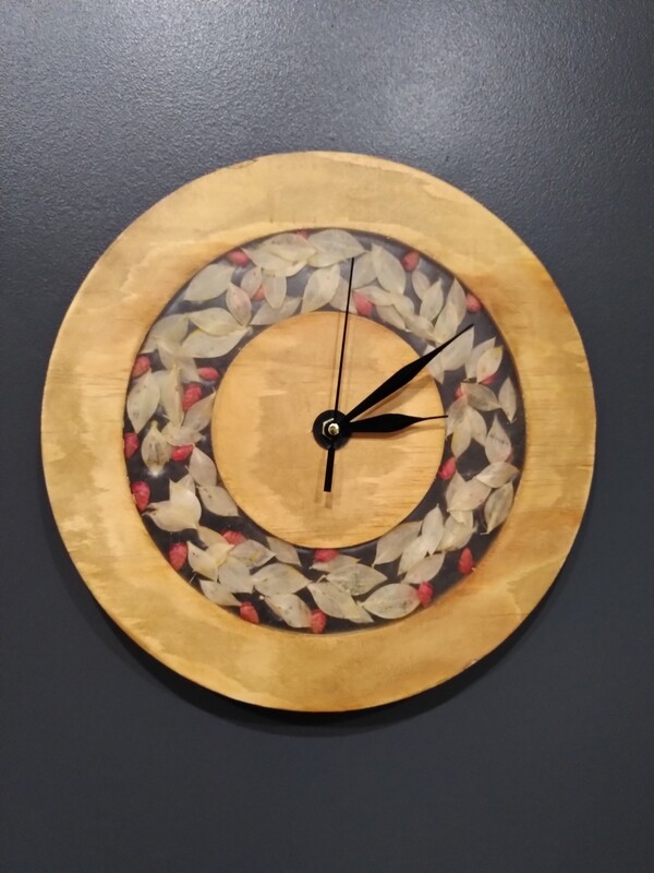 Horloge bois, résine Epoxy et fleurs séchées