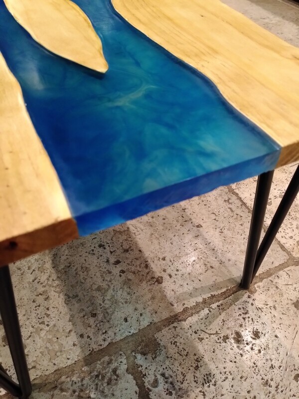 Table basse &quot;River table&quot; en bois et résine Epoxy
