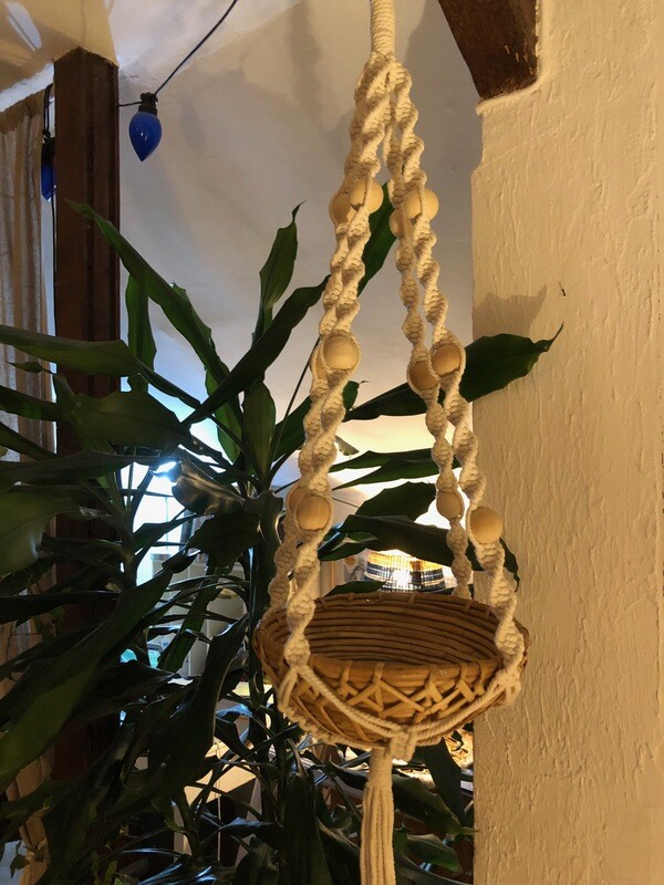 Suspension en macramé avec panier en osier