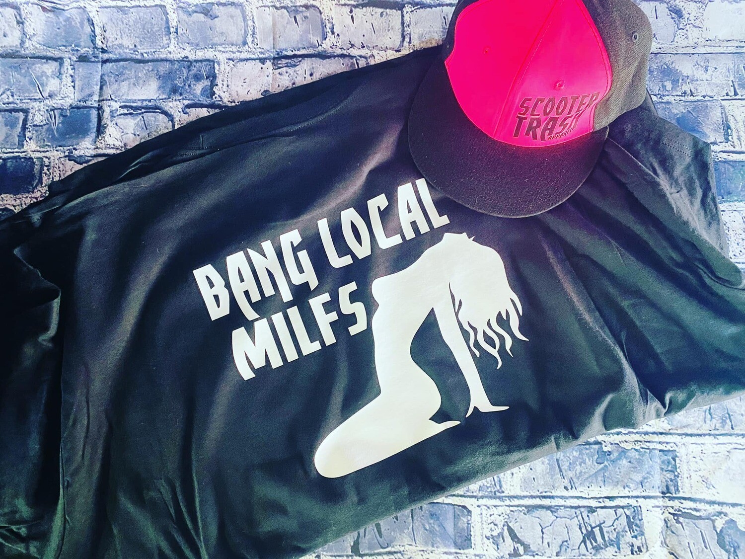 BANG LOCAL MILFS - T-SHIRT