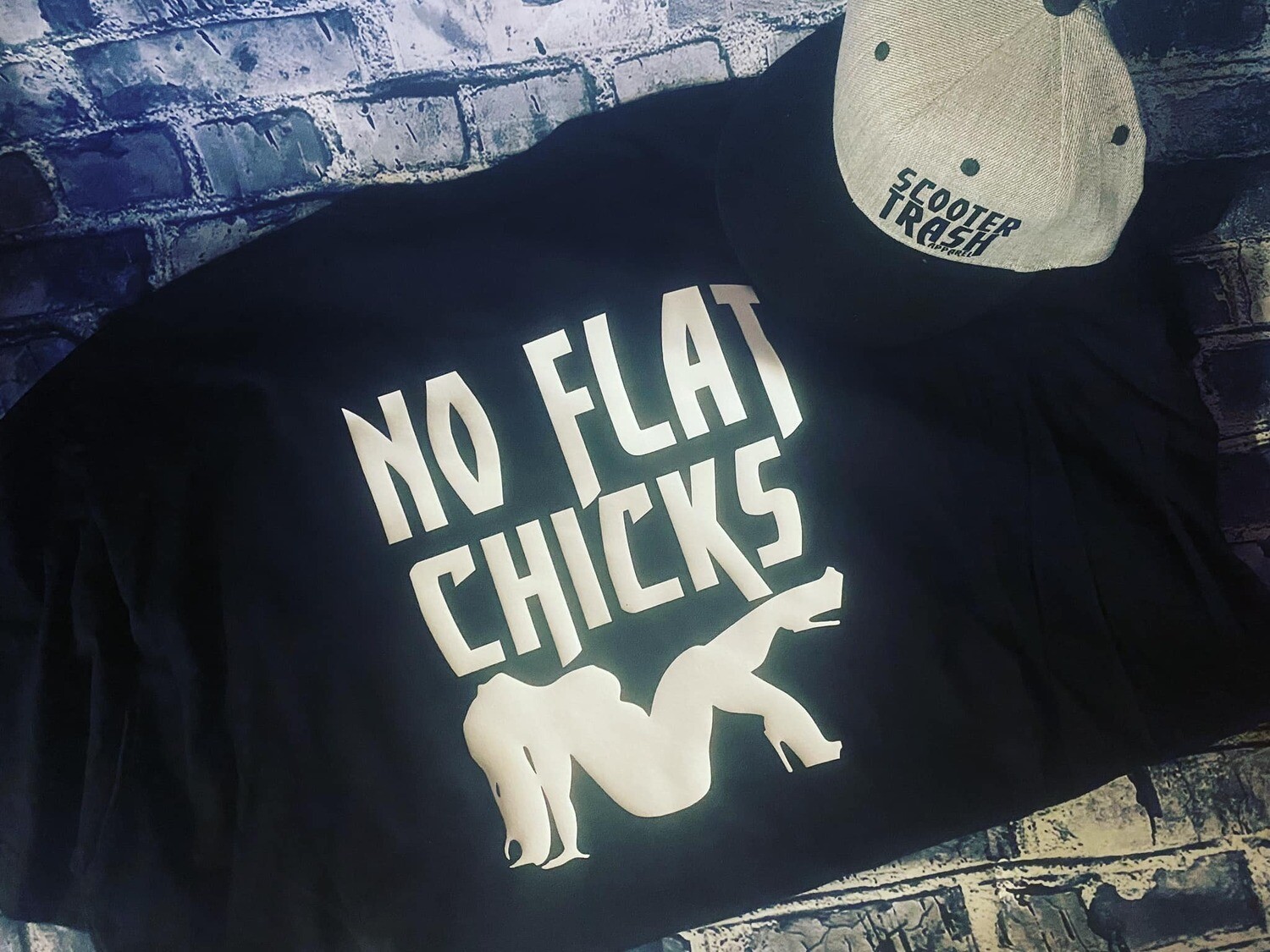 NO FLAT CHICKS - T-SHIRT