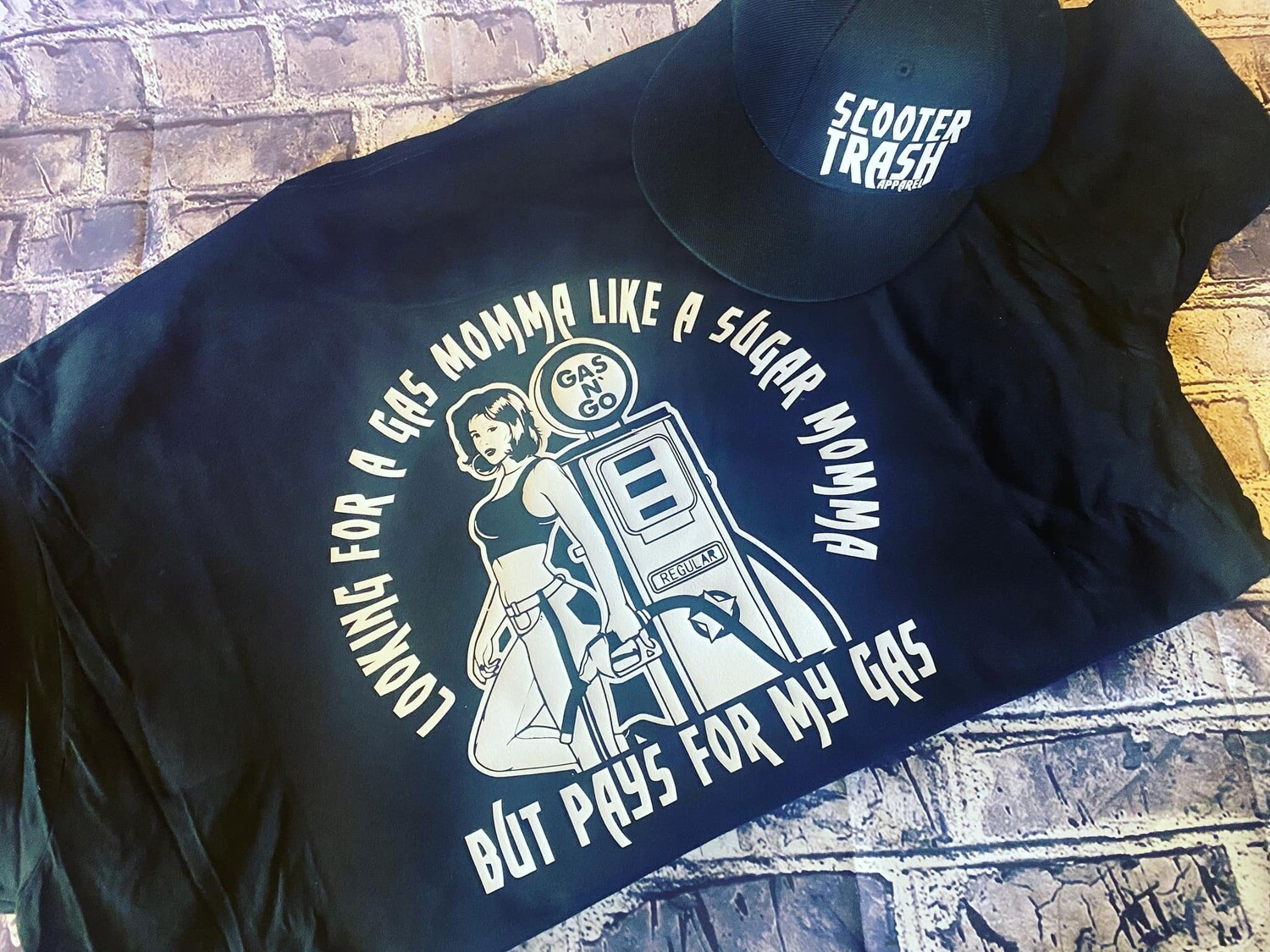 LOOKING FOR A GAS MOMMA - T-SHIRT