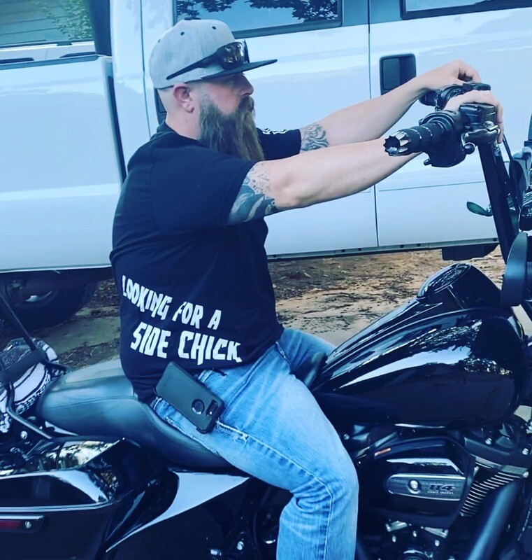 LOOKING FOR A SIDE CHICK - T-SHIRT