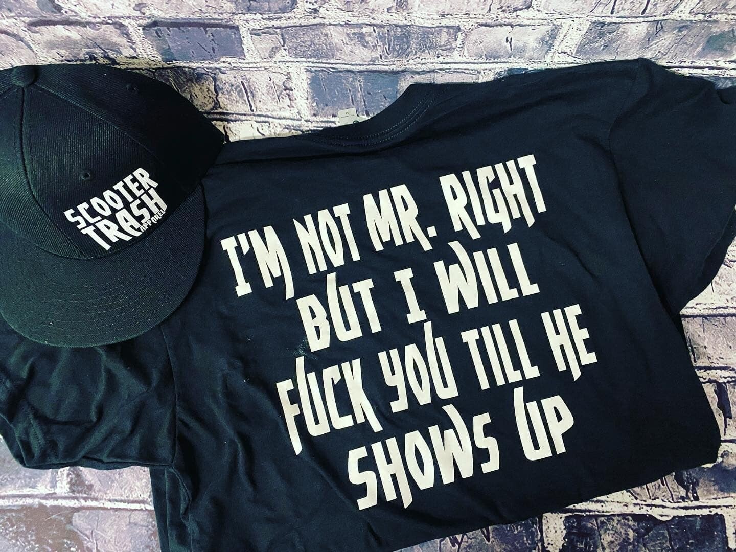 I&#39;M NOT MR. RIGHT BUT... - T-SHIRT