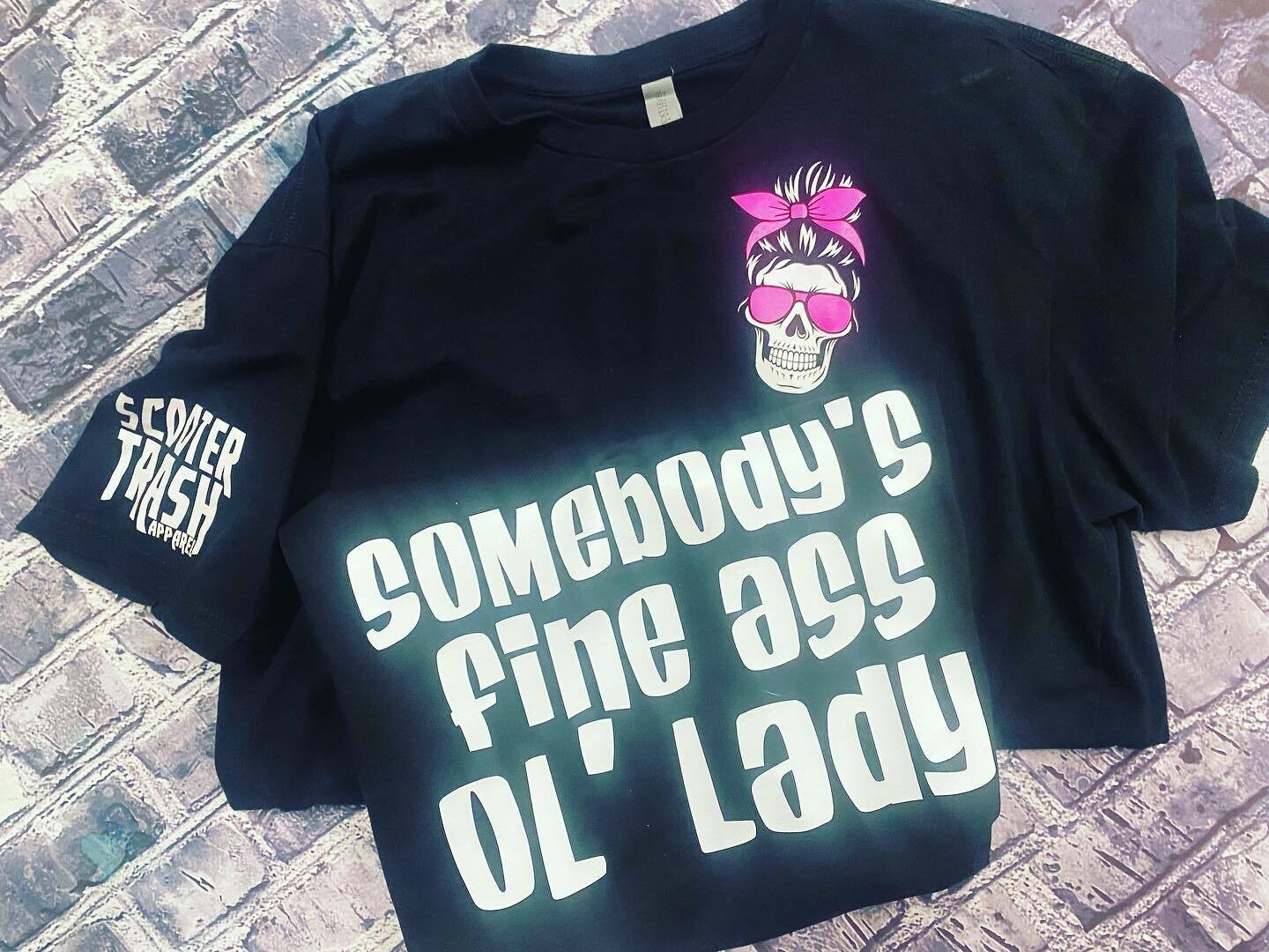 SOMEBODY&#39;S FINE ASS OL&#39; LADY - T-SHIRT