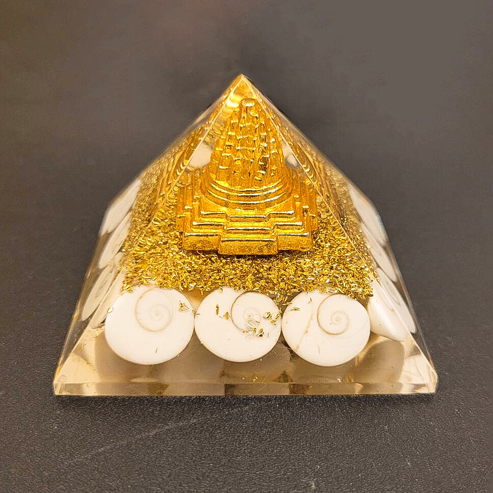 Energized Kundan Pyramid