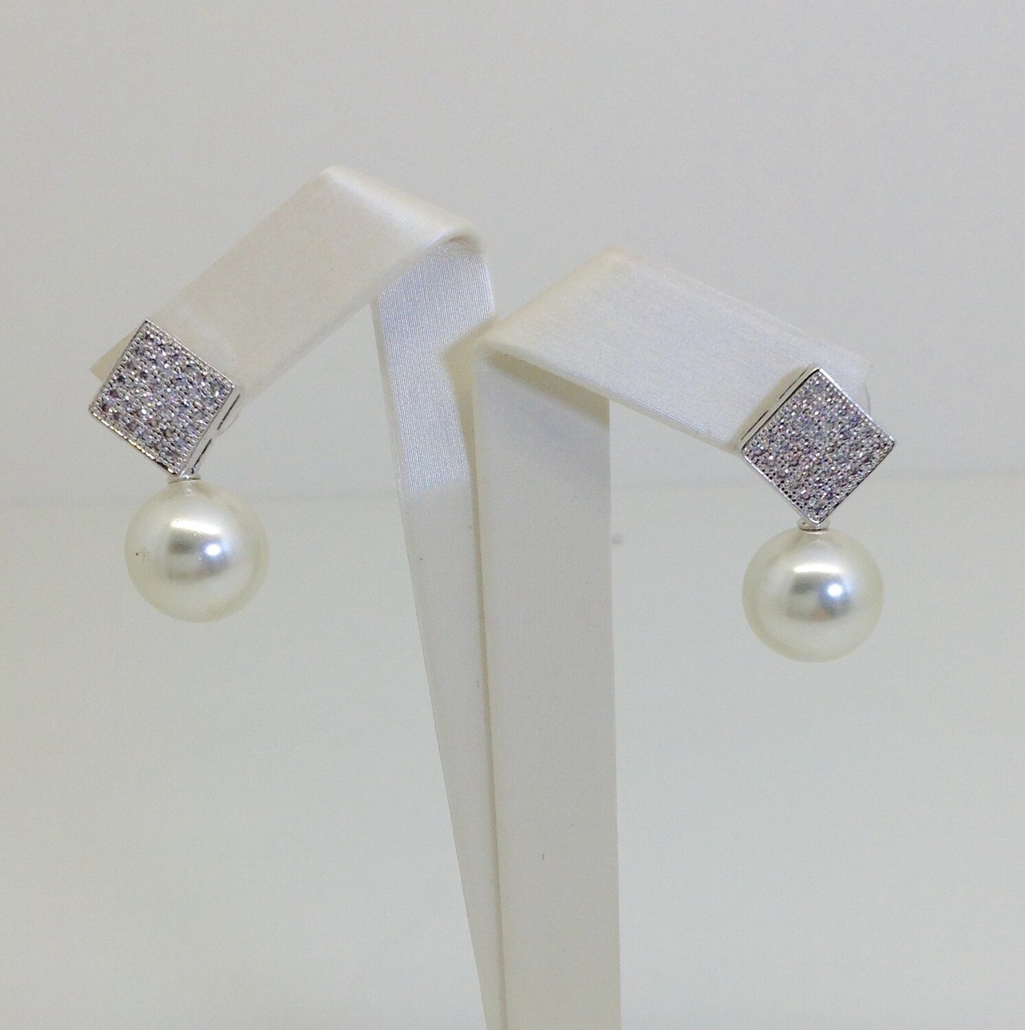 Orecchini metallo forma rombo con zirconi e perla Ottaviani