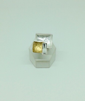 Anello regolabile in metallo bianco con lastrine colore oro e argento e pietra fumè