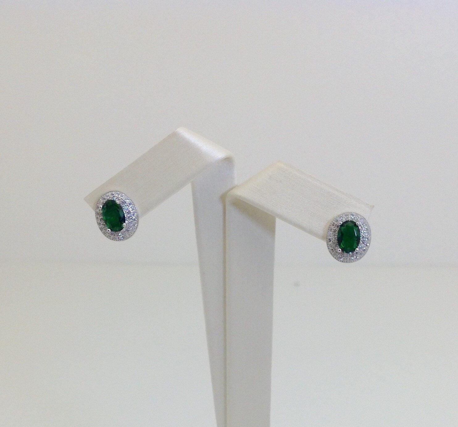 Orecchini argento con zirconi e smeraldo sintetico
