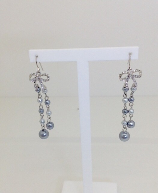 Orecchini pendenti cm.6.0 in metallo bianco e perle Ottaviani