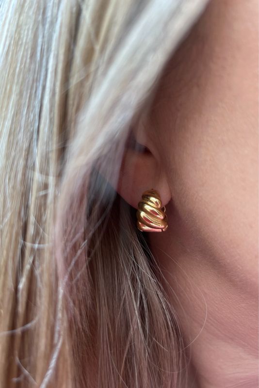 Glossy twist hoops