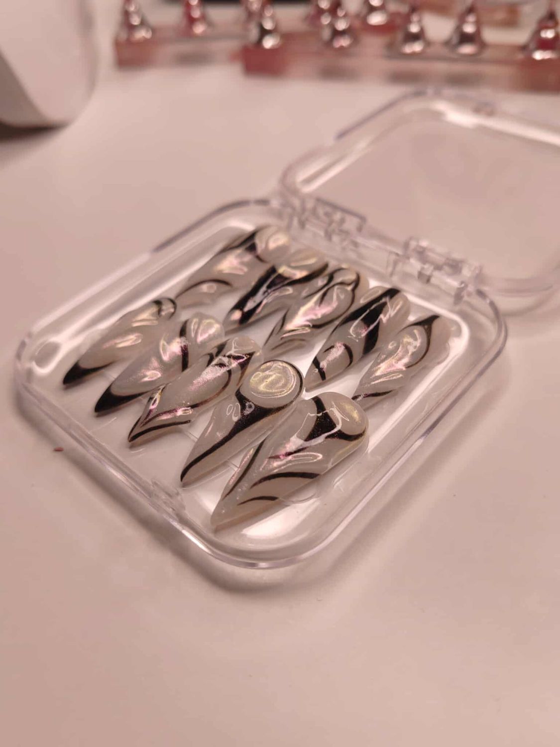 Press on nails