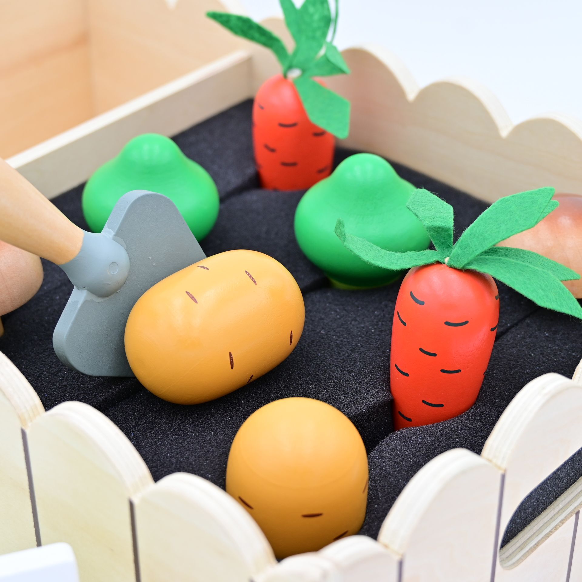 Orto con verdure e accessori