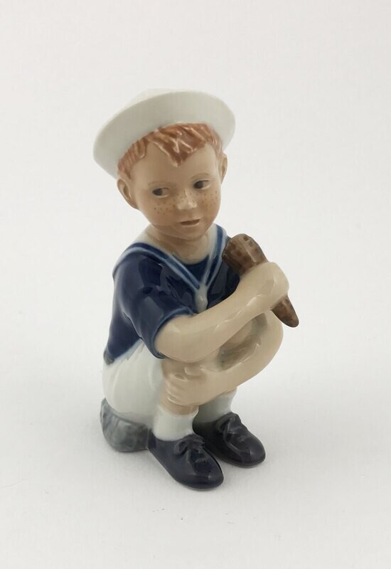 Royal Copenhagen Statuina Jens con cono gelato Royal Copenhagen Statuina Jens con cono gelato