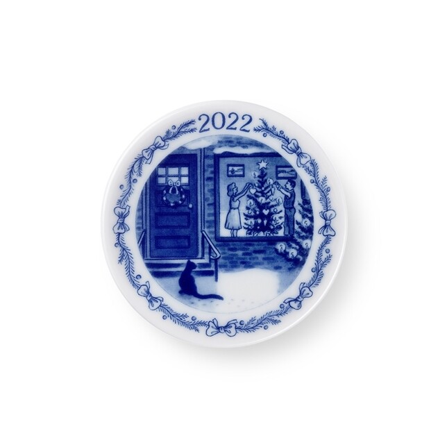 ROYAL COPENHAGEN COLLECTIBLES PLAQUETTE 2022 - DECORATING THE CHRISTMAS TREE 8,5 CM ROYAL COPENHAGEN COLLECTIBLES PLAQUETTE 2022 - DECORATING THE CHRISTMAS TREE 8,5 CM