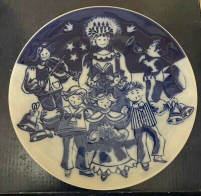 Royal Copenhagen Children's Christmas Plate "Lucia" 2002 with free plaquette