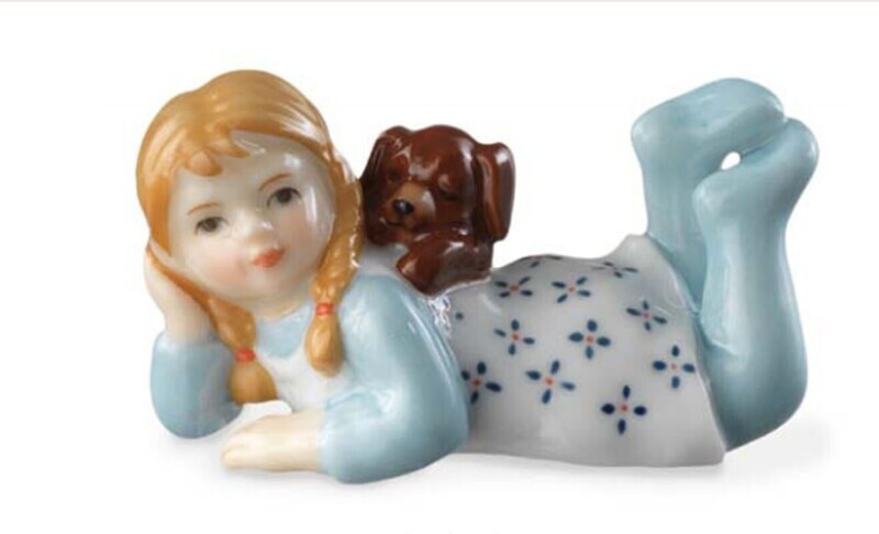 Royal Copenhagen Bimba sdraiata con cagnolino Royal Copenhagen Bimba sdraiata con cagnolino