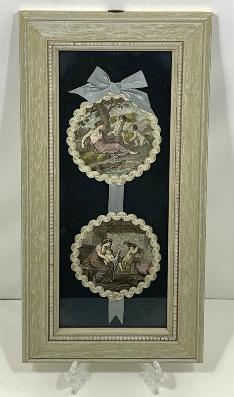 Stampa con scene di vita quotidiana su cartoncino con passamaneria e nastro di raso Stampa con scene di vita quotidiana su cartoncino con passamaneria e nastro di raso