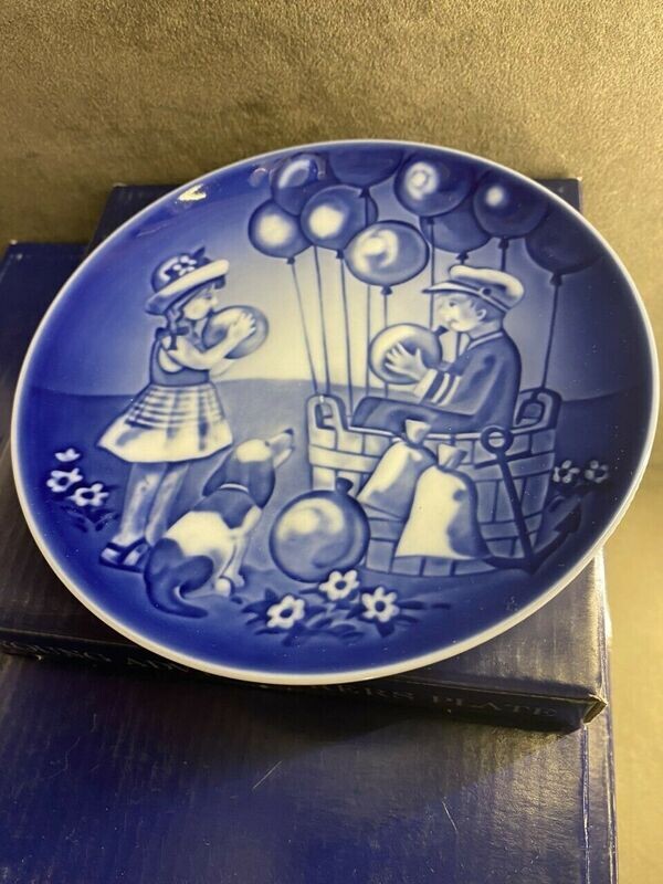 Royal Copenhagen Young Adventures  Royal Copenhagen Young Adventures "Balloon Ride" Plate 2003