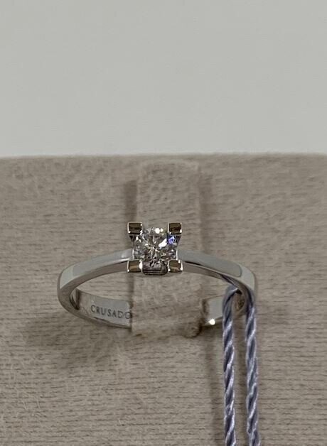 Crusado Anello Solitario in oro bianco 18 kt e Diamante taglio brillante - Varie Carature