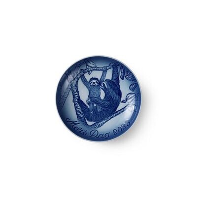 ROYAL COPENHAGEN - BING & GRØNDAHL MOTHER'S DAY PLATE/PIATTO DELLA MAMMA 2023 - SLOTH WITH YOUNG 15 CM