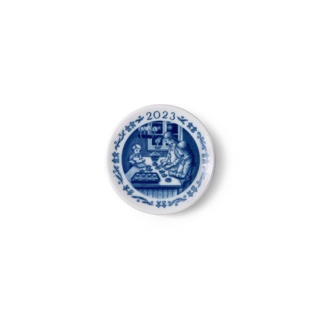 ROYAL COPENHAGEN PLAQUETTE 2023 - CHRISTMAS BAKING 8,5 CM