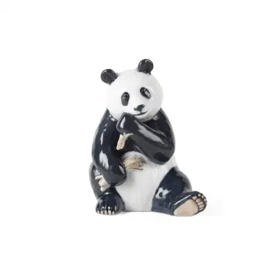 Royal Copenhagen Panda che mangia | Annual Figurine 2024 Royal Copenhagen Panda che mangia | Annual Figurine 2024