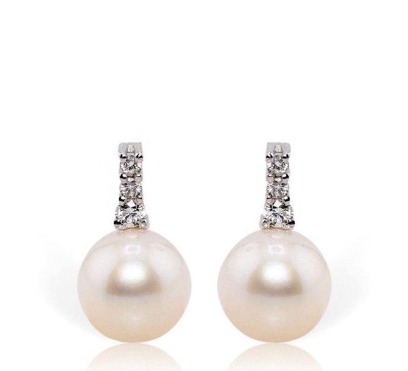 Bibigì Orecchini in oro bianco 18 kt con perle Akoya e brillanti trilogy - Varie misure Bibigì Orecchini in oro bianco 18 kt con perle Akoya e brillanti trilogy - Varie misure