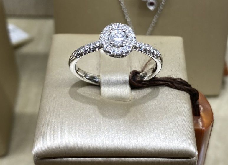 Visconti Preziosi | Anello solitario in oro bianco 18 kt e diamanti taglio brillante Visconti Preziosi | Anello solitario in oro bianco 18 kt e diamanti taglio brillante