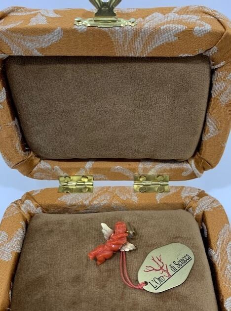 L'Oro di Sciacca Ciondolo oro 9 kt con Angioletto in Corallo di Sciacca L'Oro di Sciacca Ciondolo oro 9 kt con Angioletto in Corallo di Sciacca