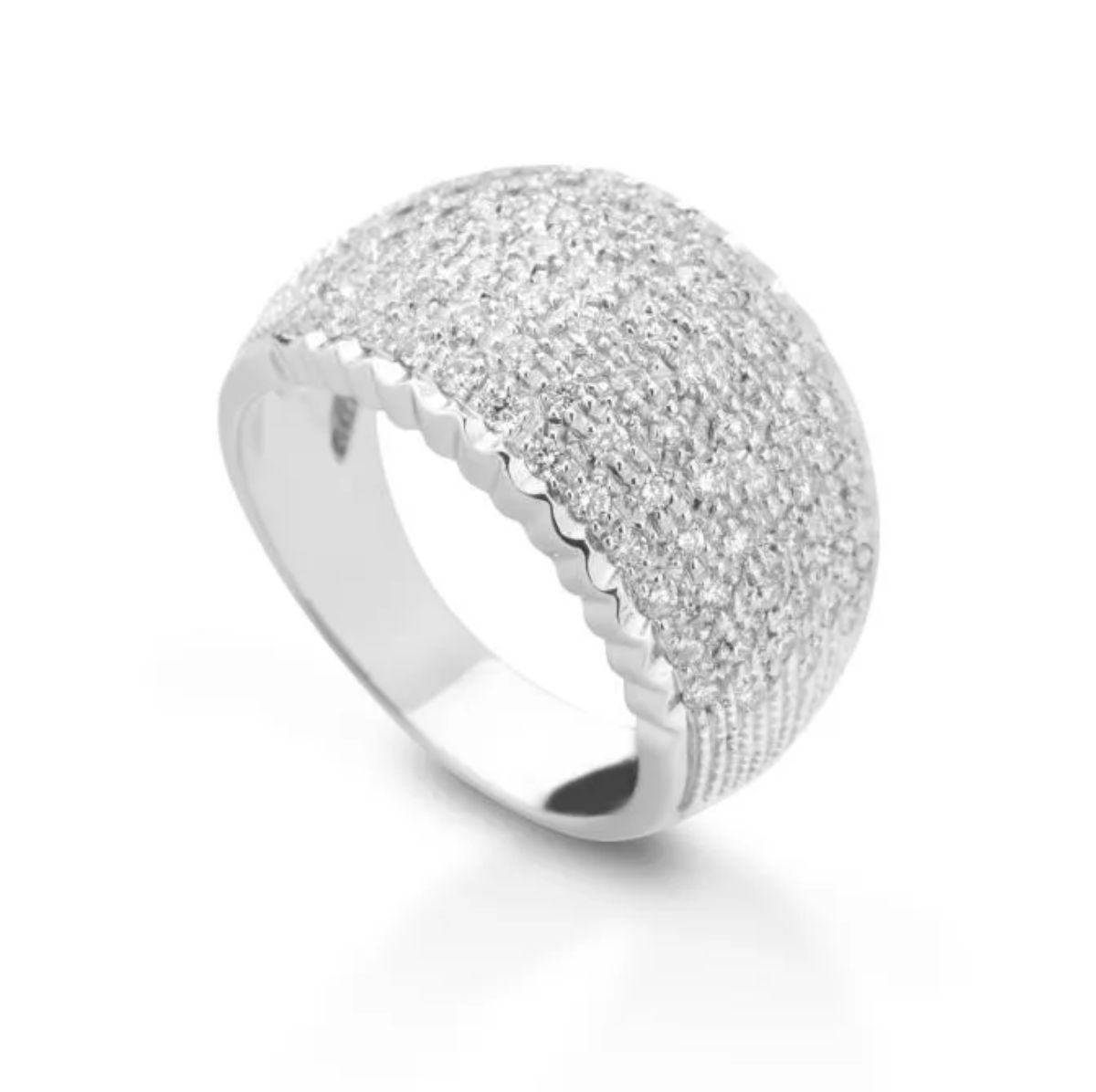 Crusado | Anello fascione in oro bianco 18 kt con diamanti pavè 0,85 ct.