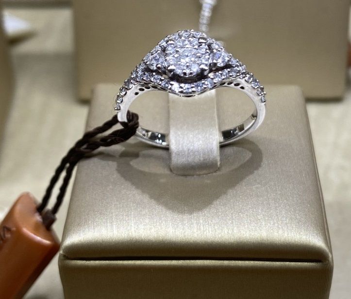 Visconti Preziosi | Anello in oro bianco 18 kt e diamanti taglio brillante Visconti Preziosi | Anello in oro bianco 18 kt e diamanti taglio brillante