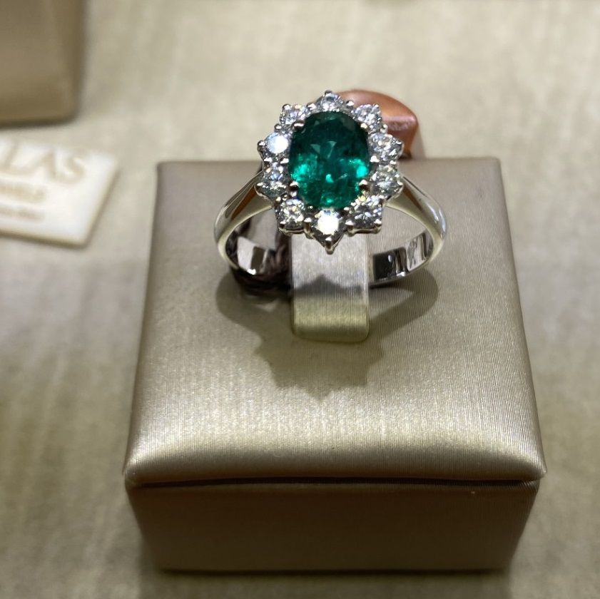 Visconti Preziosi | Anello in oro bianco 18 kt con Smeraldo e Diamanti taglio brillante Visconti Preziosi | Anello in oro bianco 18 kt con Smeraldo e Diamanti taglio brillante