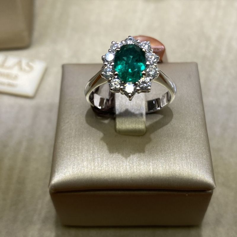 Visconti Preziosi | Anello in oro bianco 18 kt con Smeraldo e Diamanti taglio brillante Visconti Preziosi | Anello in oro bianco 18 kt con Smeraldo e Diamanti taglio brillante