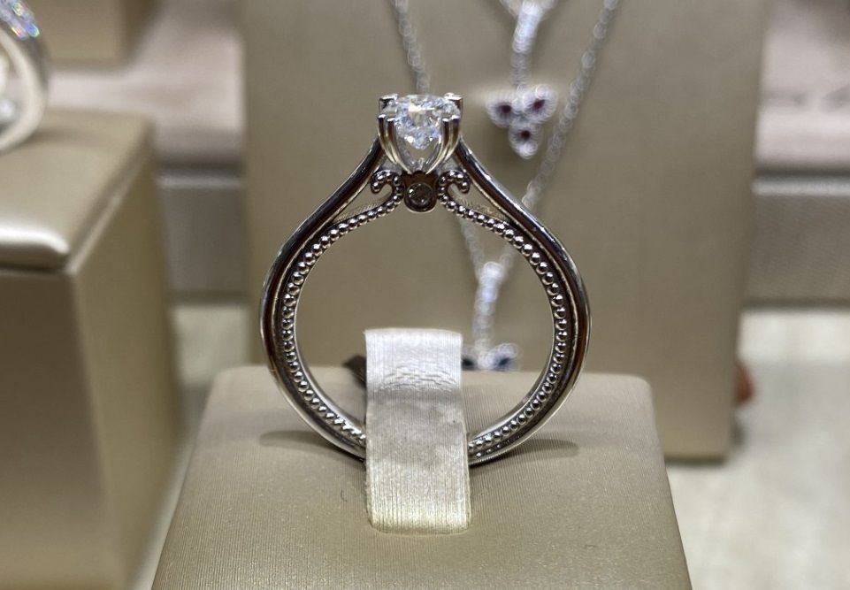 Visconti Preziosi | Anello solitario in oro bianco 18 kt e diamanti taglio brillante