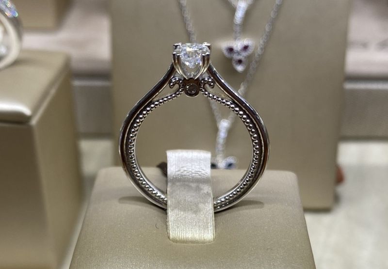 Visconti Preziosi | Anello solitario in oro bianco 18 kt e diamanti taglio brillante Visconti Preziosi | Anello solitario in oro bianco 18 kt e diamanti taglio brillante