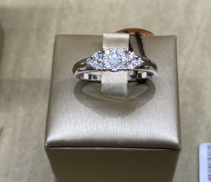 Visconti Preziosi | Anello fantasia in oro bianco 18 kt e diamanti taglio brillante Visconti Preziosi | Anello fantasia in oro bianco 18 kt e diamanti taglio brillante