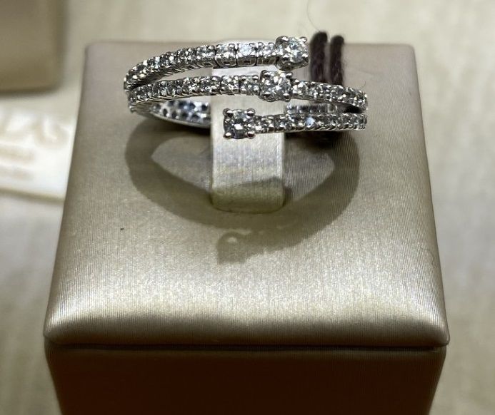 Visconti Preziosi | Anello fantasia 3 fili in oro bianco 18 kt e diamanti taglio brillante